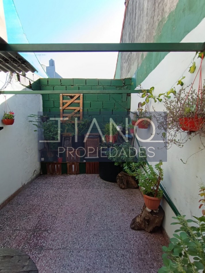 AMPLIA CASA de 3 ambientes +   departamento 2 ambientes al frente  VENTA EN BLOCK