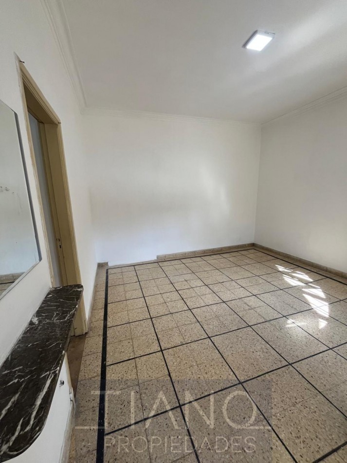 LOCAL EN ALQUILER EN ESQUINA - USO PROFESIONAL/COMERCIAL