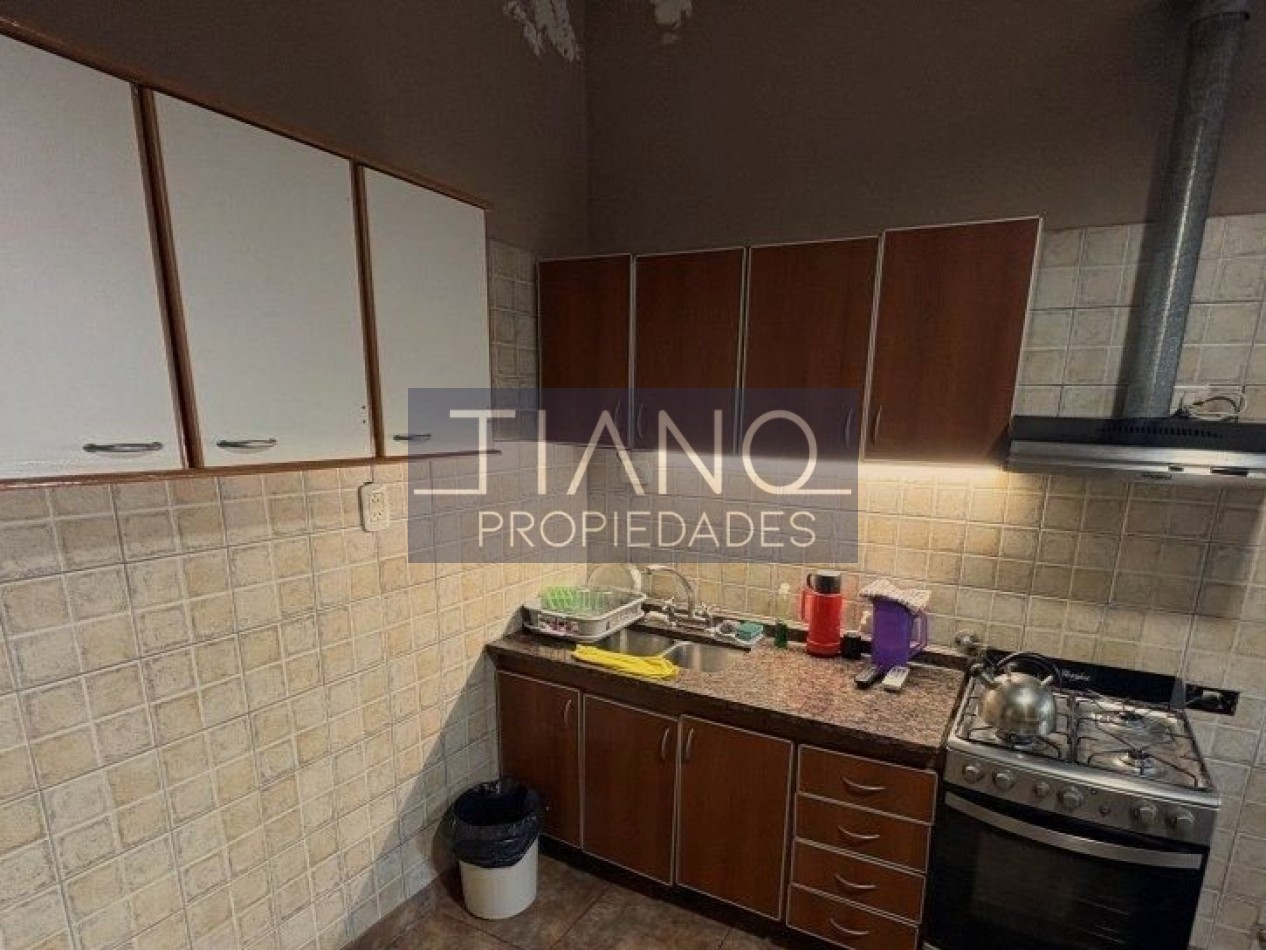 AMPLIA CASA de 3 ambientes +   departamento 2 ambientes al frente  VENTA EN BLOCK