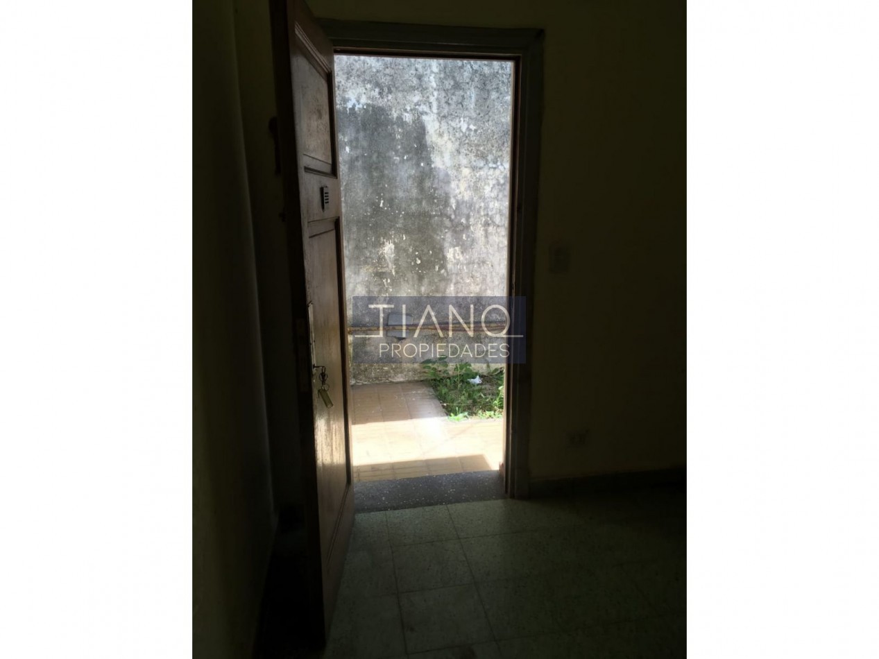 CASA CON AMPLIO FONDO LIBRE EN VENTA EN LONGCHAMPS