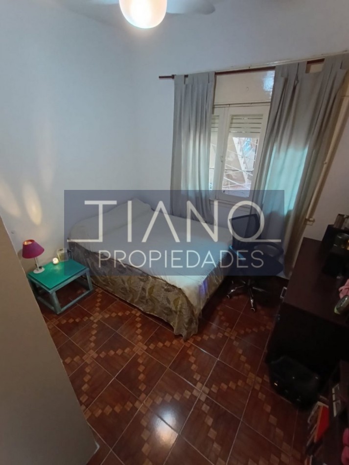 AMPLIA CASA de 3 ambientes +   departamento 2 ambientes al frente  VENTA EN BLOCK