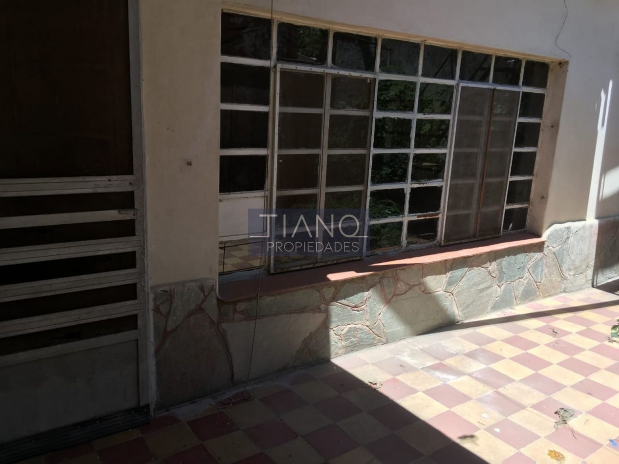 CASA CON AMPLIO FONDO LIBRE EN VENTA EN LONGCHAMPS