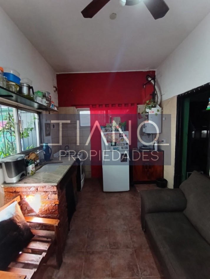 AMPLIA CASA de 3 ambientes +   departamento 2 ambientes al frente  VENTA EN BLOCK