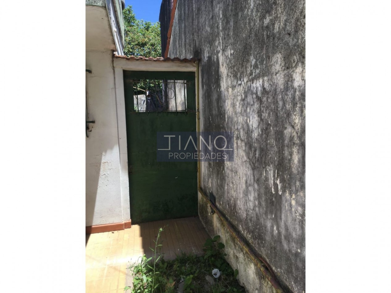 CASA CON AMPLIO FONDO LIBRE EN VENTA EN LONGCHAMPS