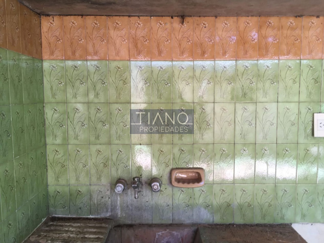 CASA CON AMPLIO FONDO LIBRE EN VENTA EN LONGCHAMPS