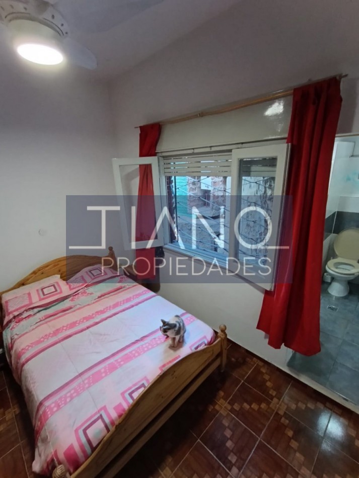 AMPLIA CASA de 3 ambientes +   departamento 2 ambientes al frente  VENTA EN BLOCK