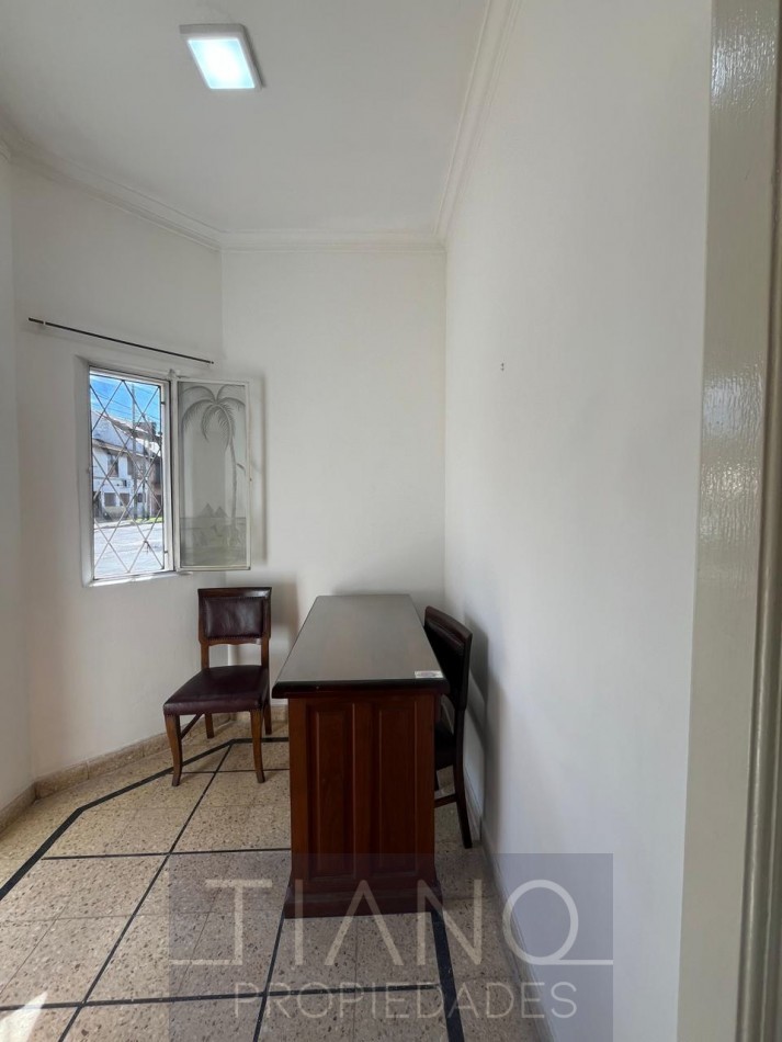 LOCAL EN ALQUILER EN ESQUINA - USO PROFESIONAL/COMERCIAL