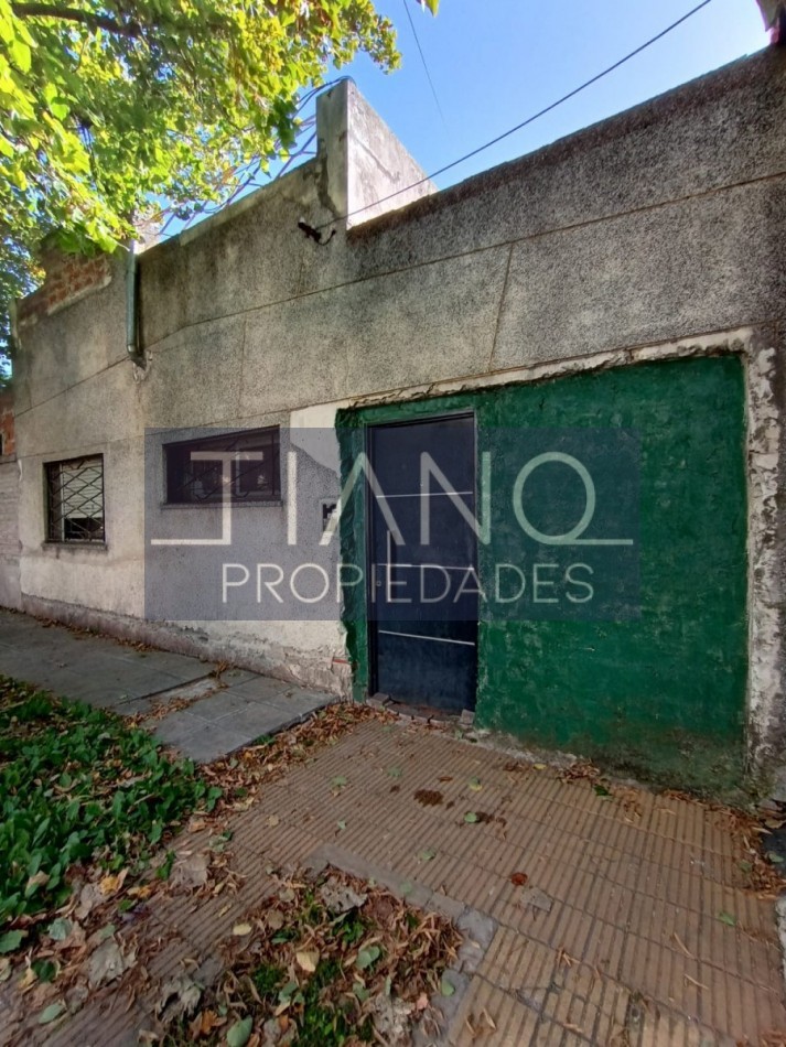 AMPLIA CASA de 3 ambientes +   departamento 2 ambientes al frente  VENTA EN BLOCK