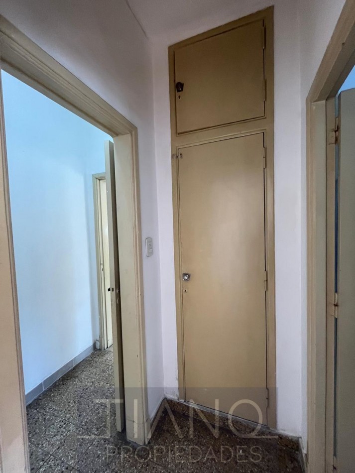 LOCAL EN ALQUILER EN ESQUINA - USO PROFESIONAL/COMERCIAL
