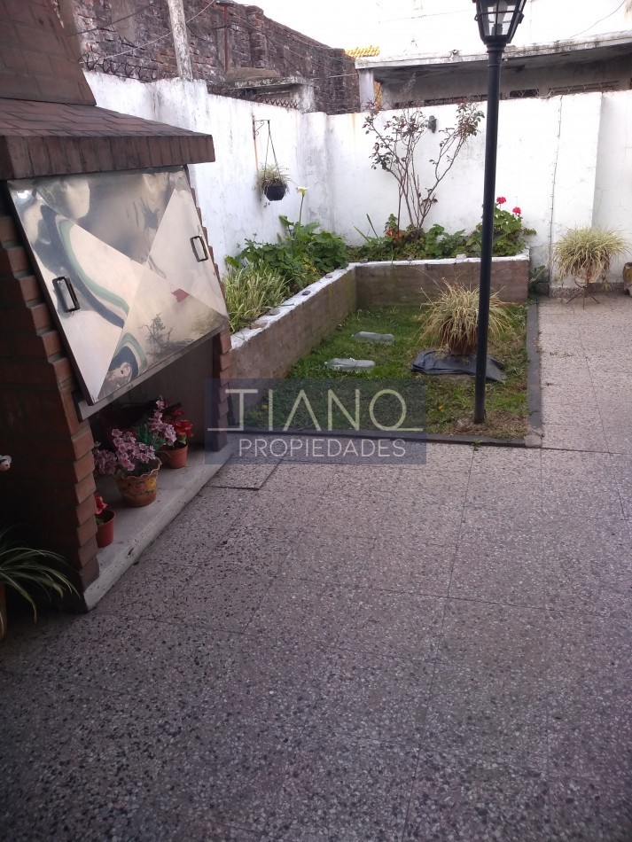 AMPLIO 4 AMBIENTES CON PATIO, PARRILLA Y LAVADERO