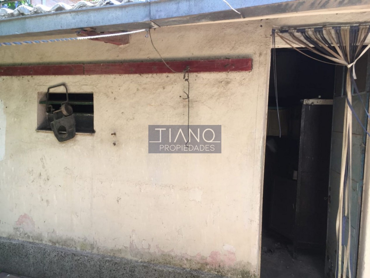 CASA CON AMPLIO FONDO LIBRE EN VENTA EN LONGCHAMPS