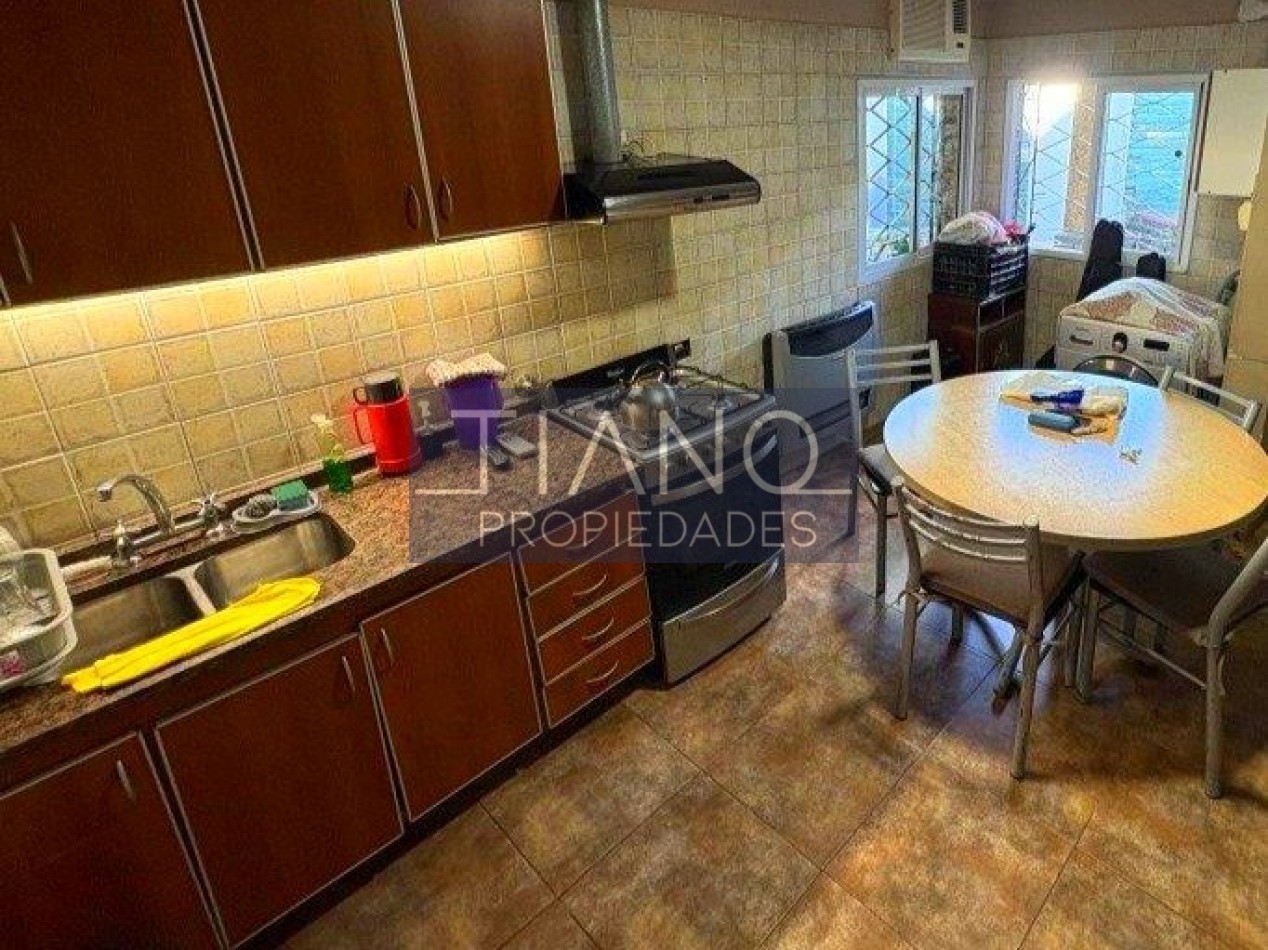 AMPLIA CASA de 3 ambientes +   departamento 2 ambientes al frente  VENTA EN BLOCK