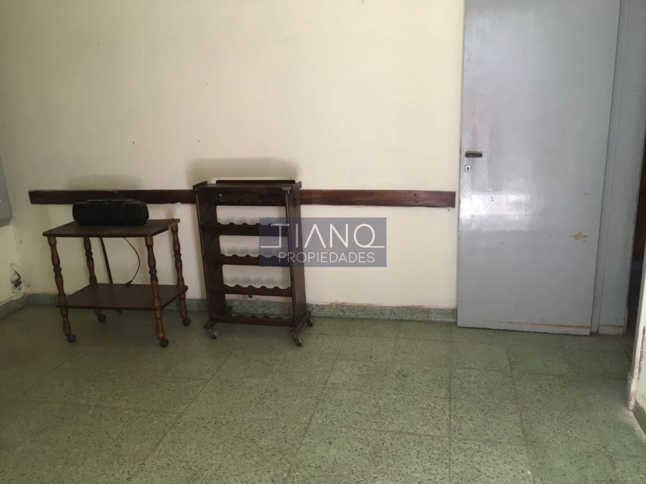 CASA CON AMPLIO FONDO LIBRE EN VENTA EN LONGCHAMPS