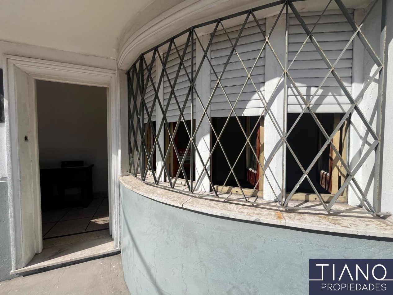 LOCAL EN ALQUILER EN ESQUINA - USO PROFESIONAL/COMERCIAL