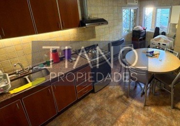 AMPLIA CASA de 3 ambientes +   departamento 2 ambientes al frente  VENTA EN BLOCK